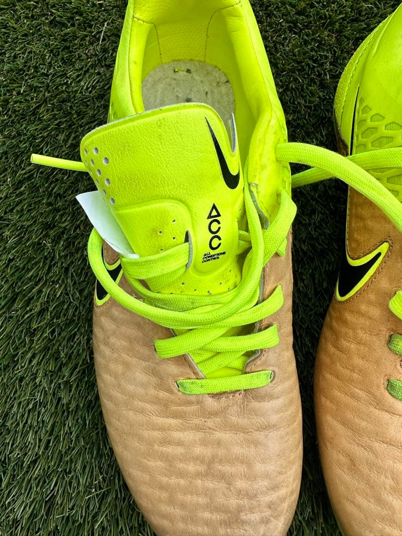 ナイキ マジスタ オーパス HG-E(ブラウン×蛍光イエロー)