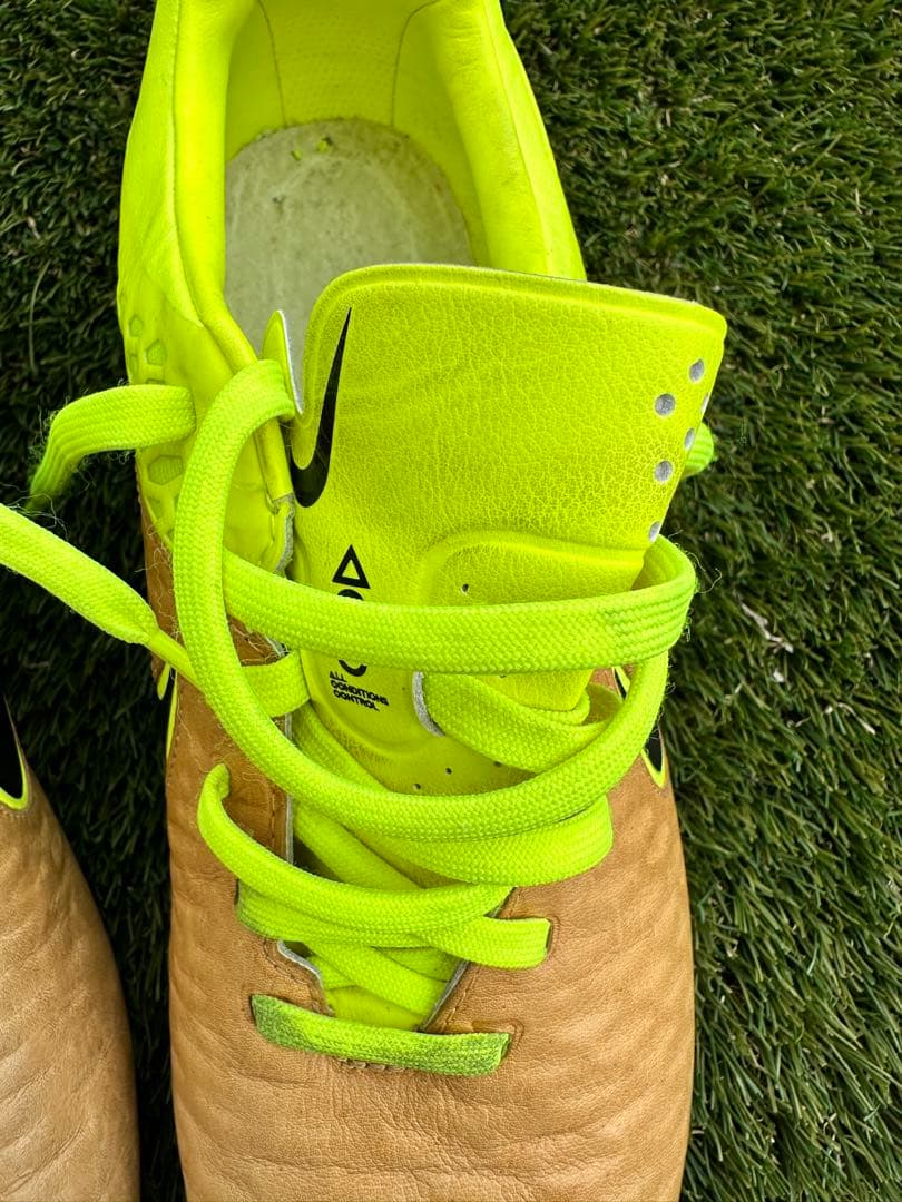 ナイキ マジスタ オーパス HG-E(ブラウン×蛍光イエロー)