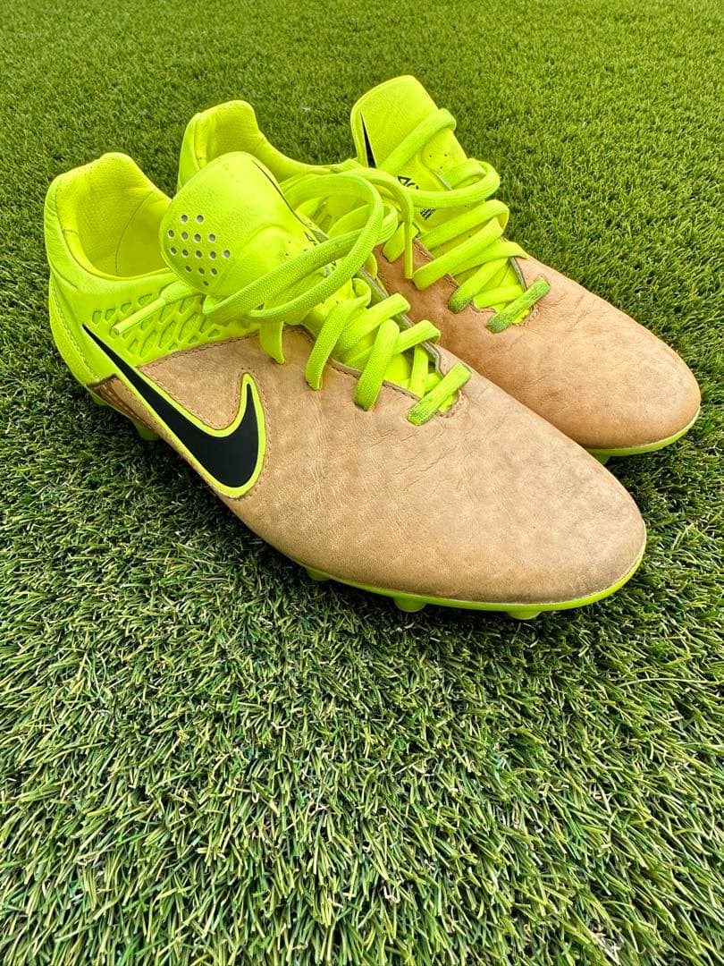 ナイキ マジスタ オーパス HG-E(ブラウン×蛍光イエロー)