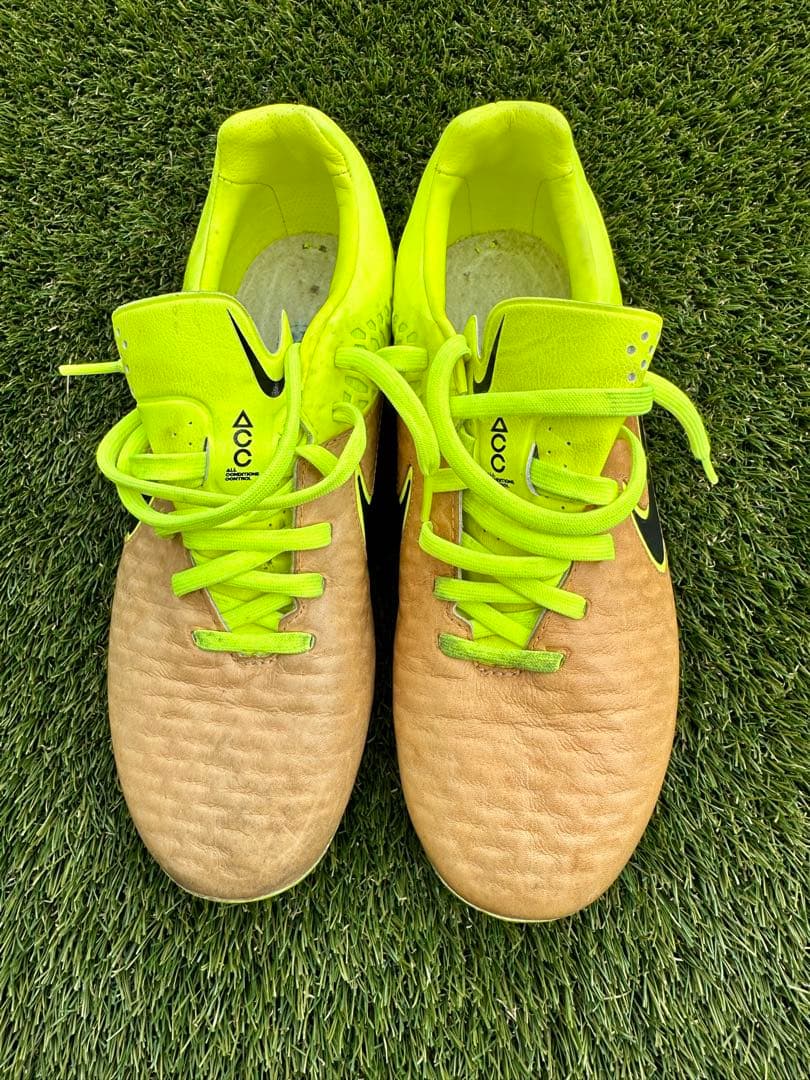 ナイキ マジスタ オーパス HG-E(ブラウン×蛍光イエロー)