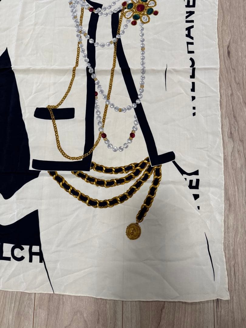 CHANEL シルエットデザイン スカーフ