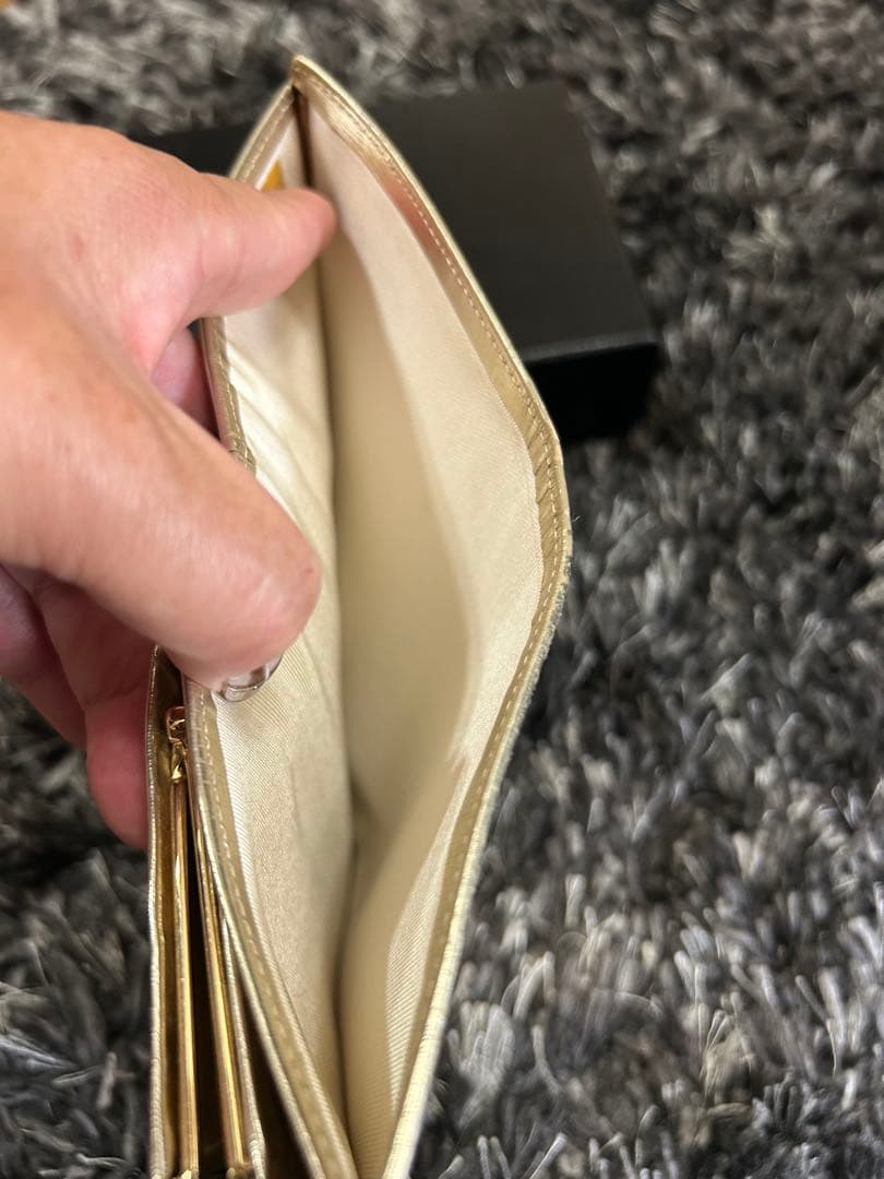 CHANEL ゴールド 二つ折り長財布 ガマ口　箱付き