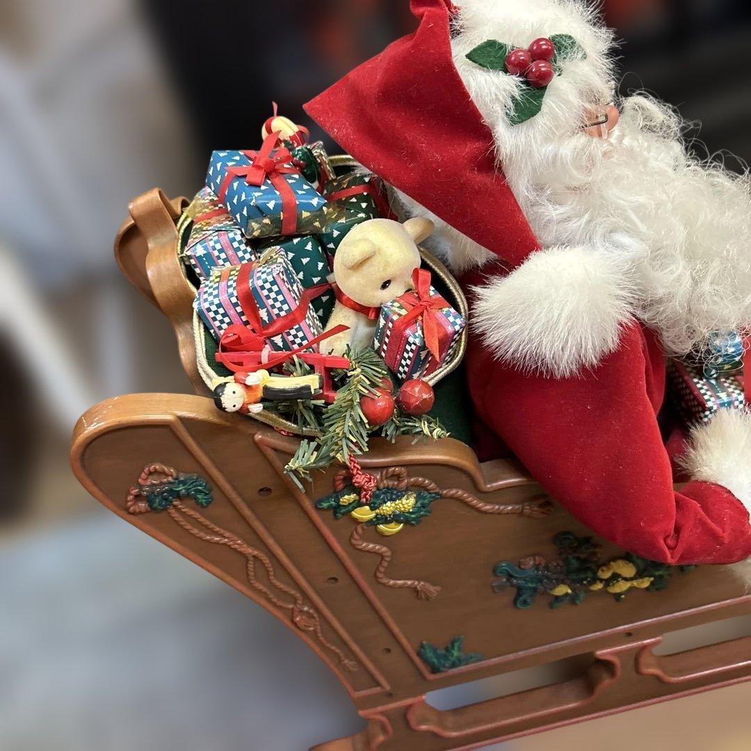 トナカイさんが引くソリに乗ったサンタさん