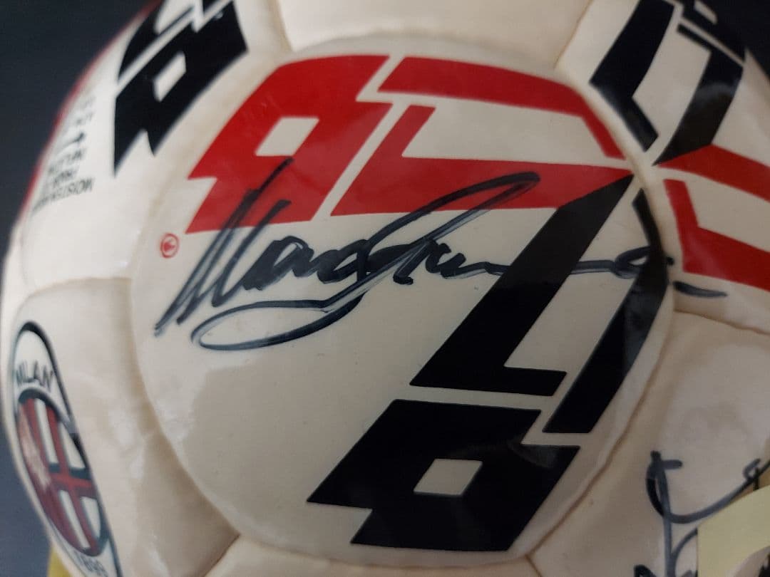 ☆プレミアムボール『ACミラン/直筆寄書サインボール/約18人