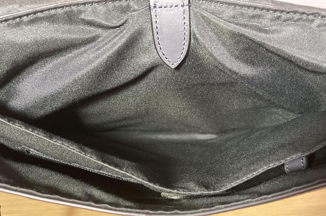 コーチ　シグネチャー レザー チャールズスモール メッセンジャー　F72220