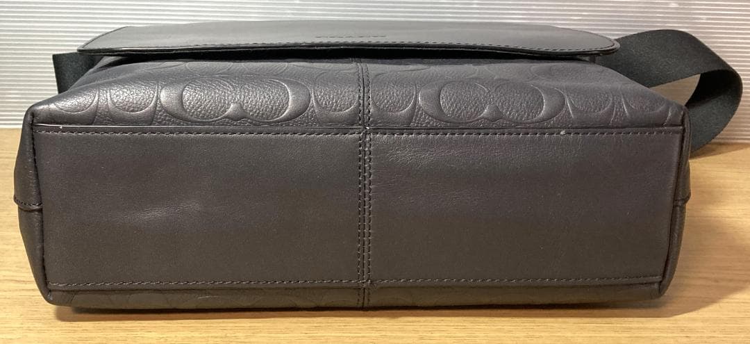 コーチ　シグネチャー レザー チャールズスモール メッセンジャー　F72220