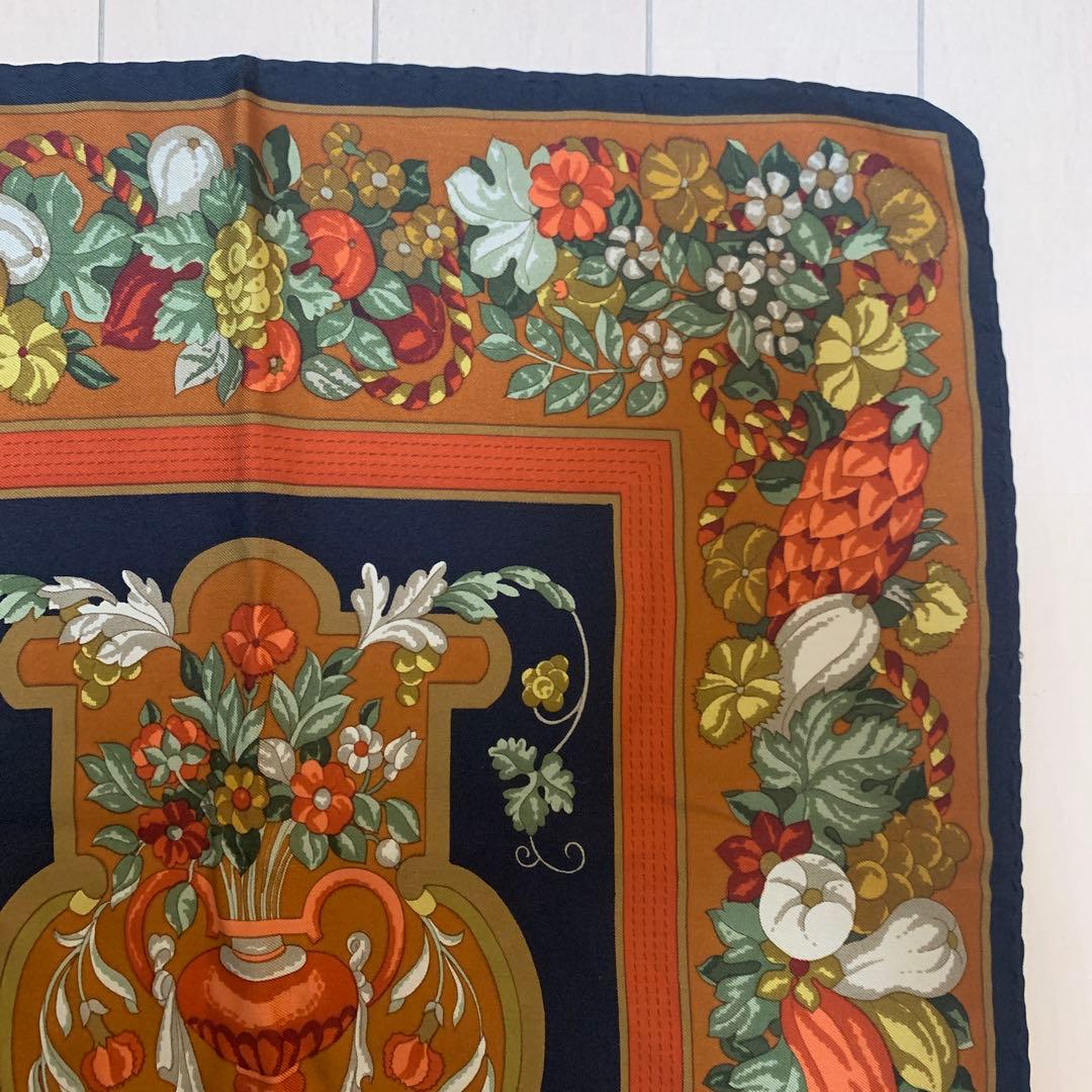 スミレ♡ 　LOEWE シルク　スカーフ 大判　総柄　花柄　イタリア製