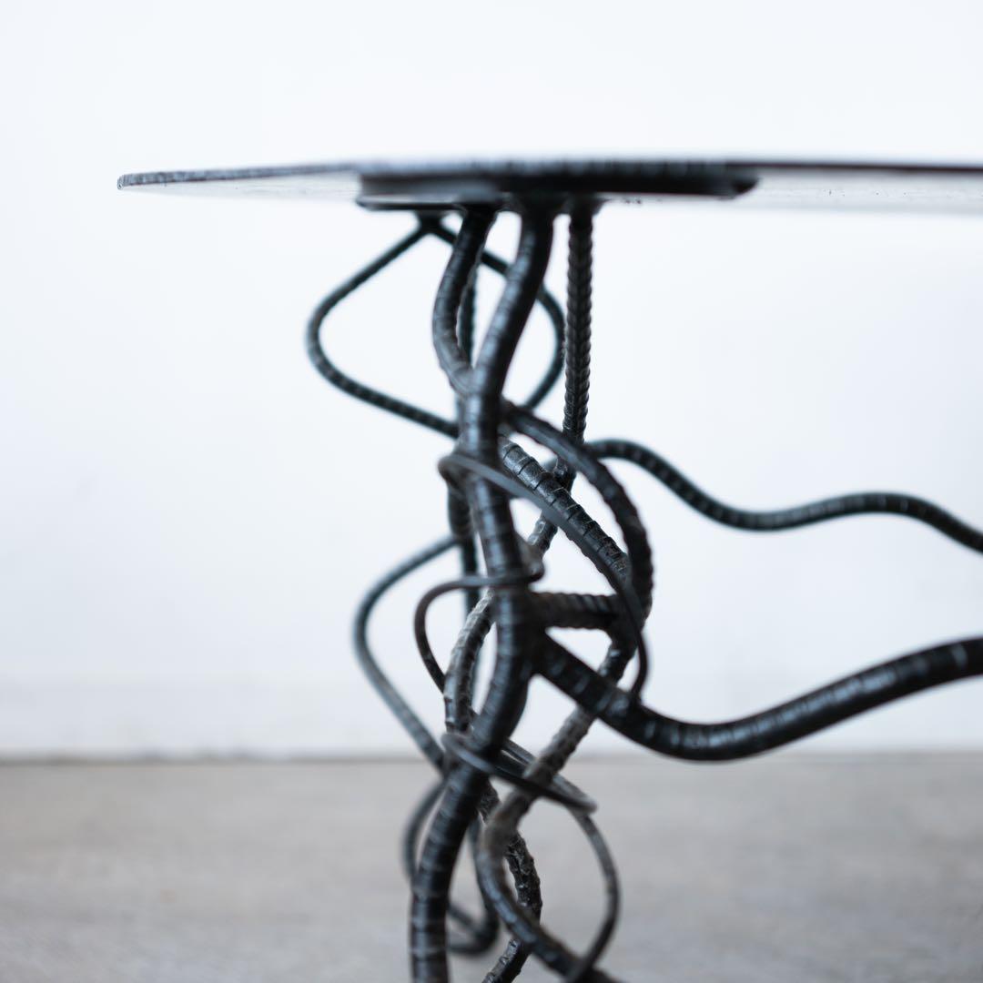 アーティスティックな黒いサイドテーブル