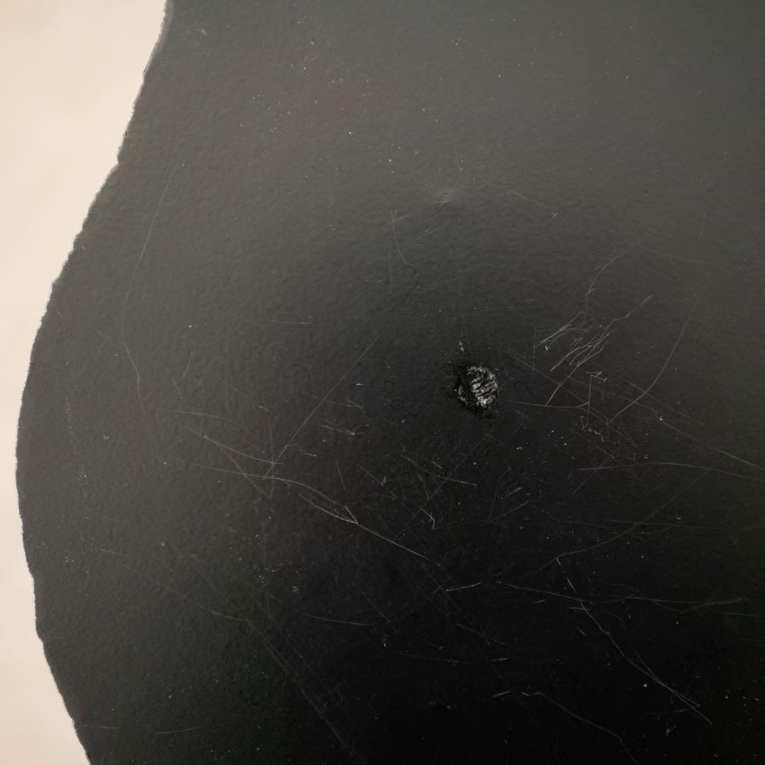 アーティスティックな黒いサイドテーブル