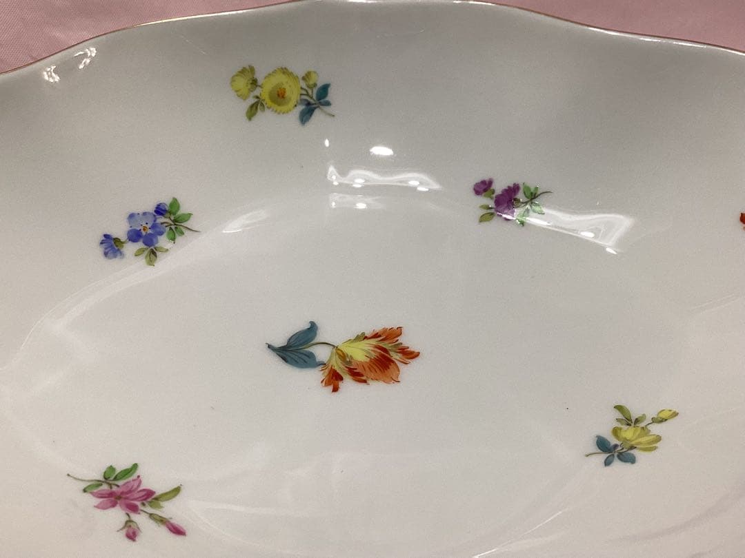 マイセン　散らし小花　皿　プレート　金縁取り　未使用品　美品　花柄波型陶磁器皿