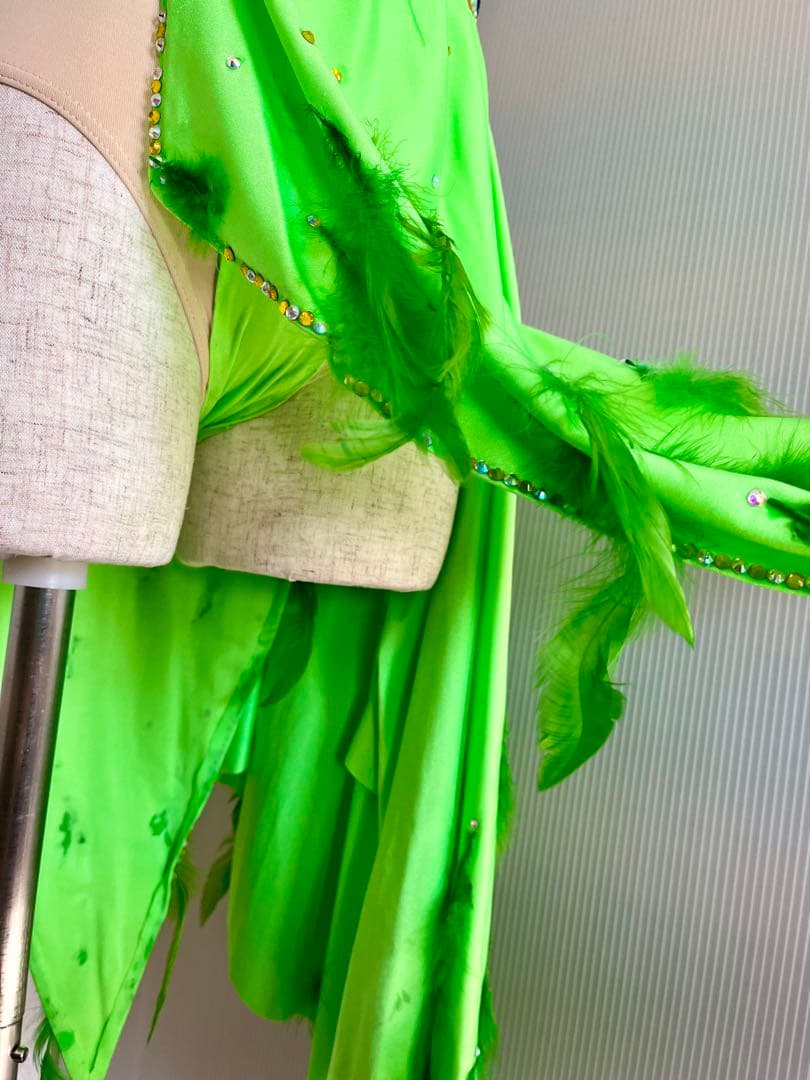 社交ダンス　蛍光グリーン ライム　ラテン　衣装 アシンメトリック　羽　ドレープ