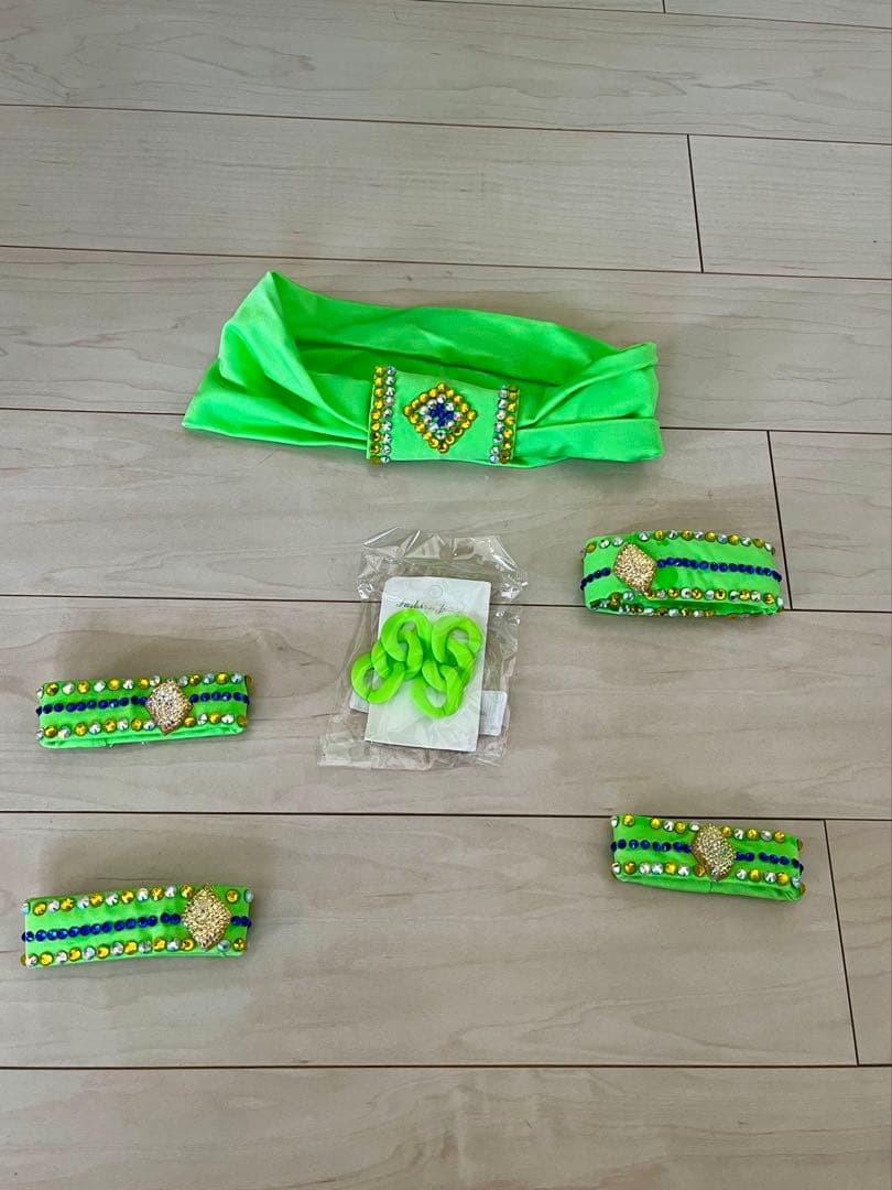 社交ダンス　蛍光グリーン ライム　ラテン　衣装 アシンメトリック　羽　ドレープ