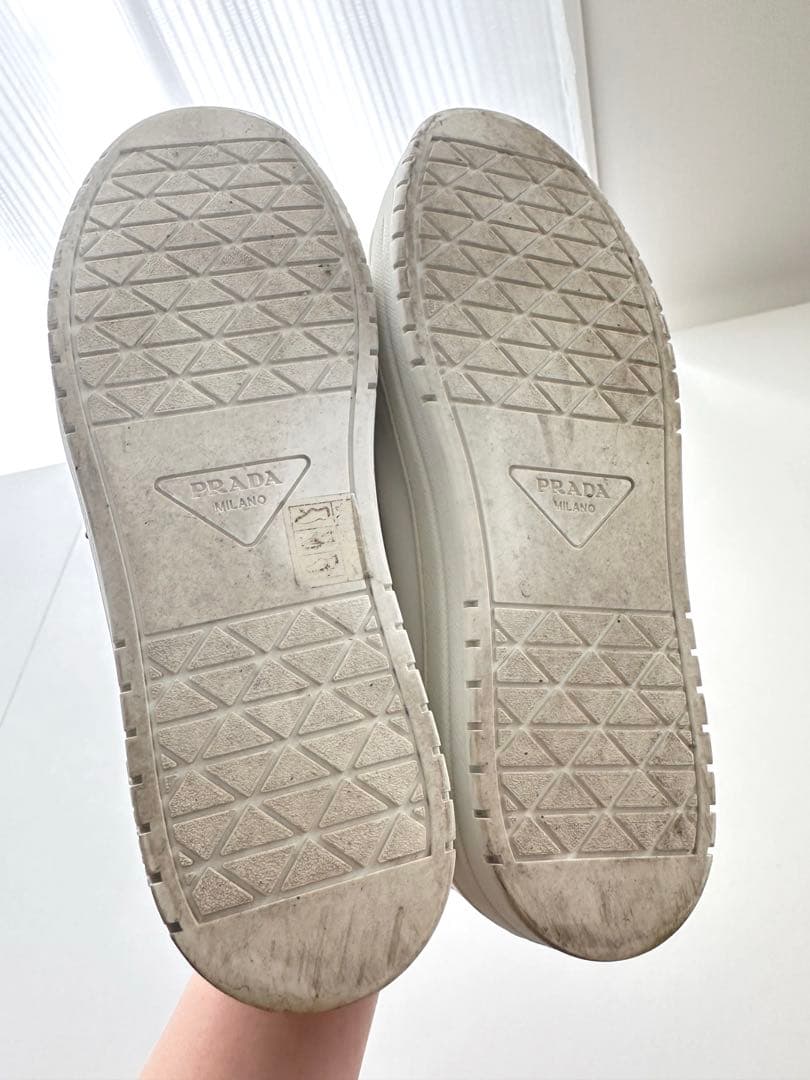 送料込　最終値下げ　PRADA ゴールド三角ロゴ　白スニーカー　38サイズ