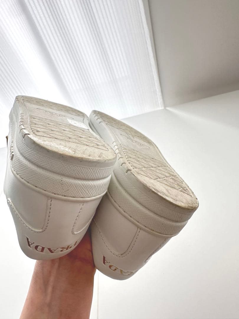 送料込　最終値下げ　PRADA ゴールド三角ロゴ　白スニーカー　38サイズ