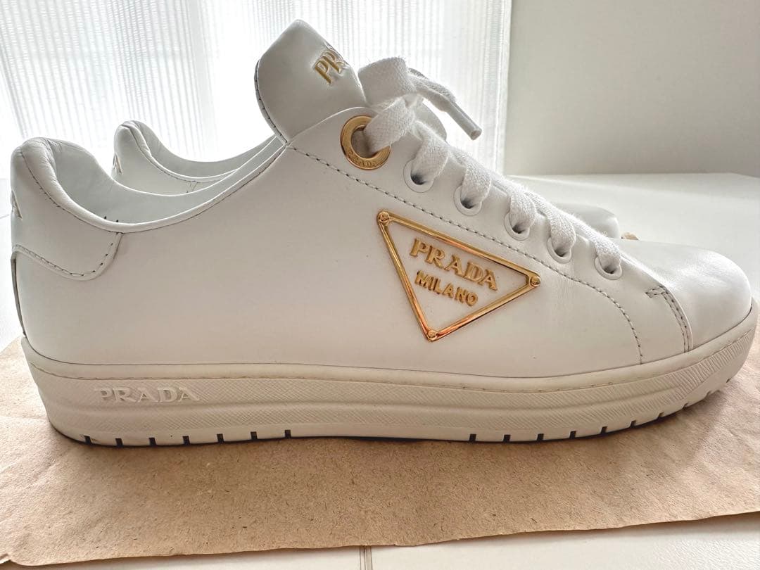 送料込　最終値下げ　PRADA ゴールド三角ロゴ　白スニーカー　38サイズ
