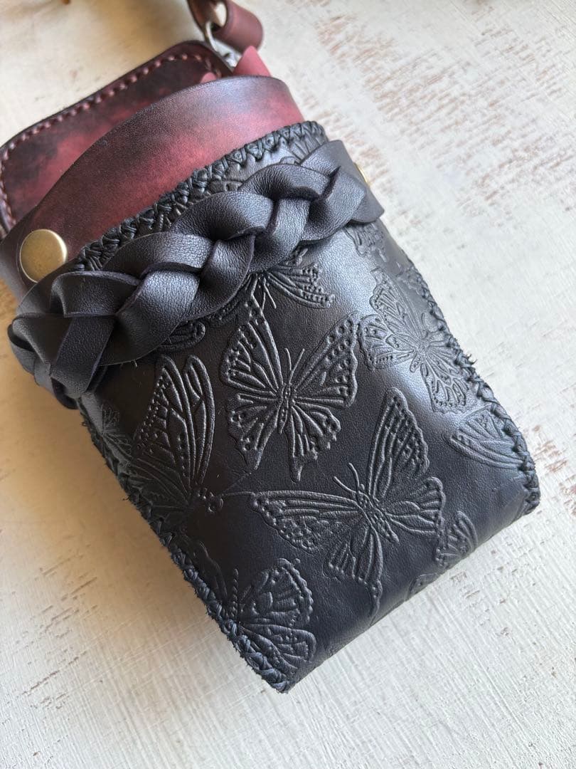 手染めレッドブラウン、蝶型押しブラックの蓋付きコンパクトシザーケース