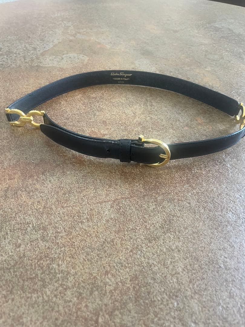 フェラガモ　レディース黒の本革ベルト 5112 レザーベルト ゴールド