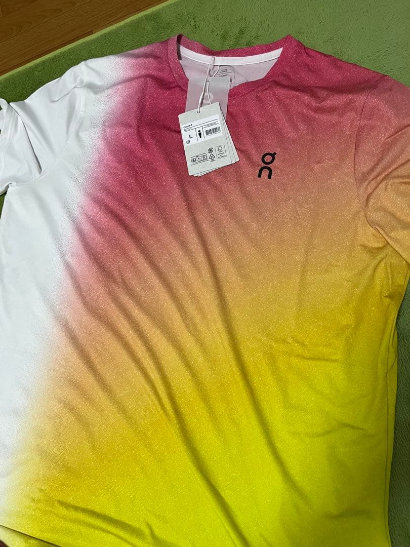 On オン　グラデーション Tシャツ & ショートパンツ セット　入手困難