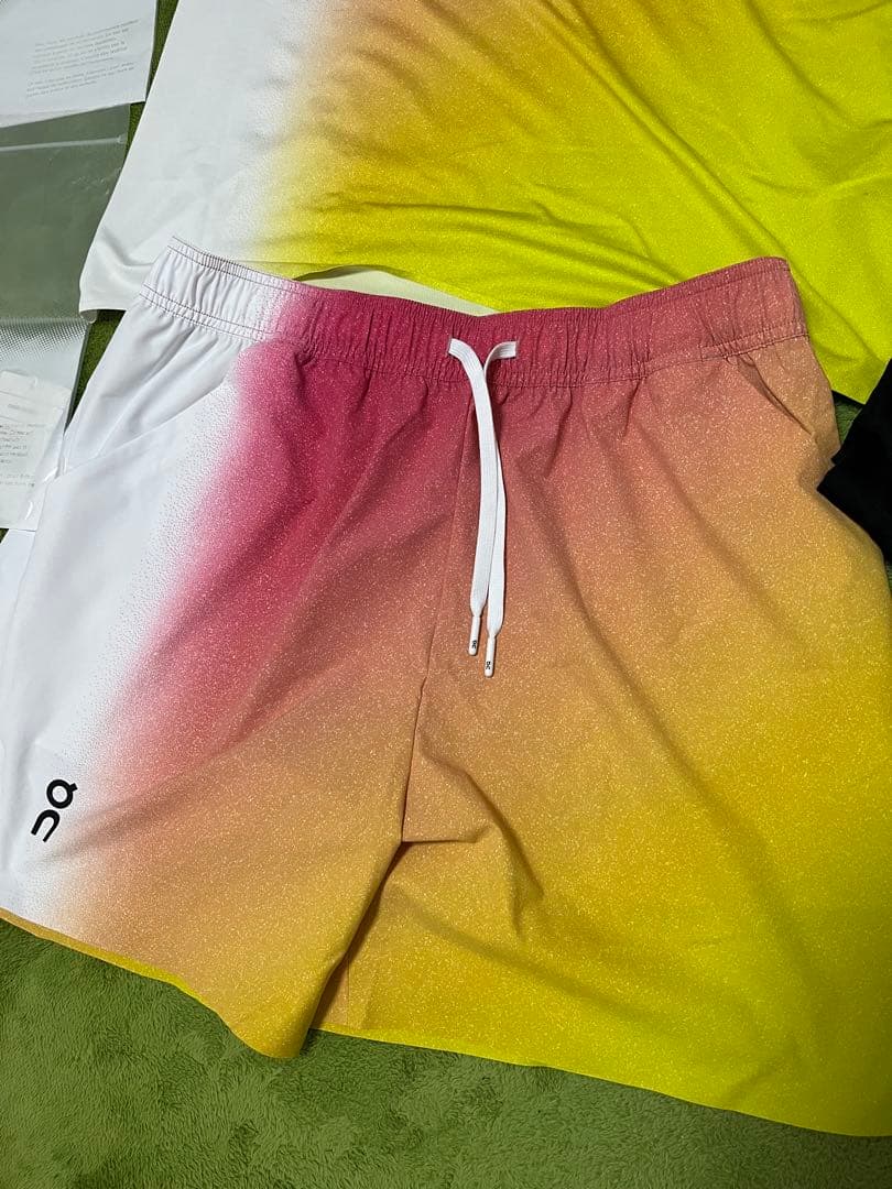 On オン　グラデーション Tシャツ & ショートパンツ セット　入手困難