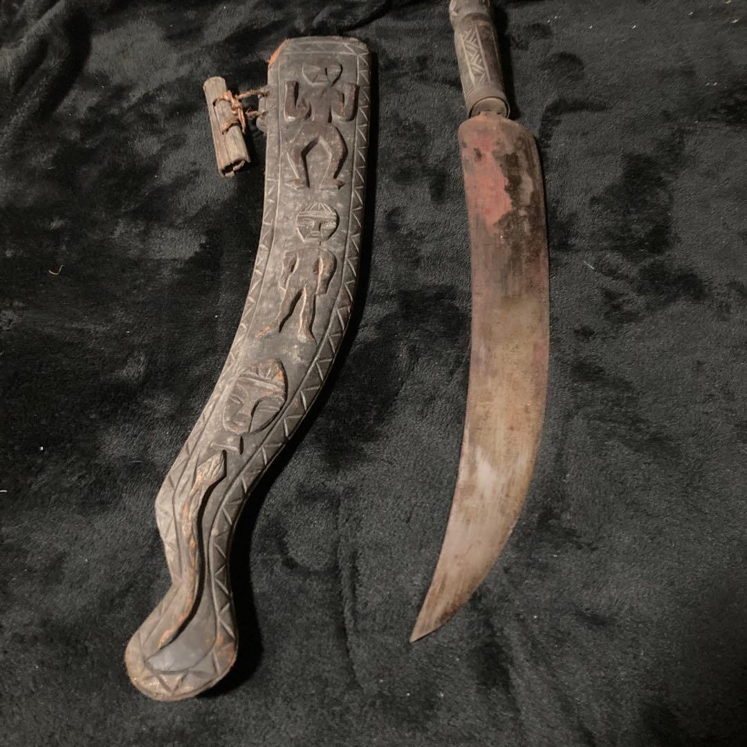 民芸品。彫刻付き木製鞘の刀　６３センチ