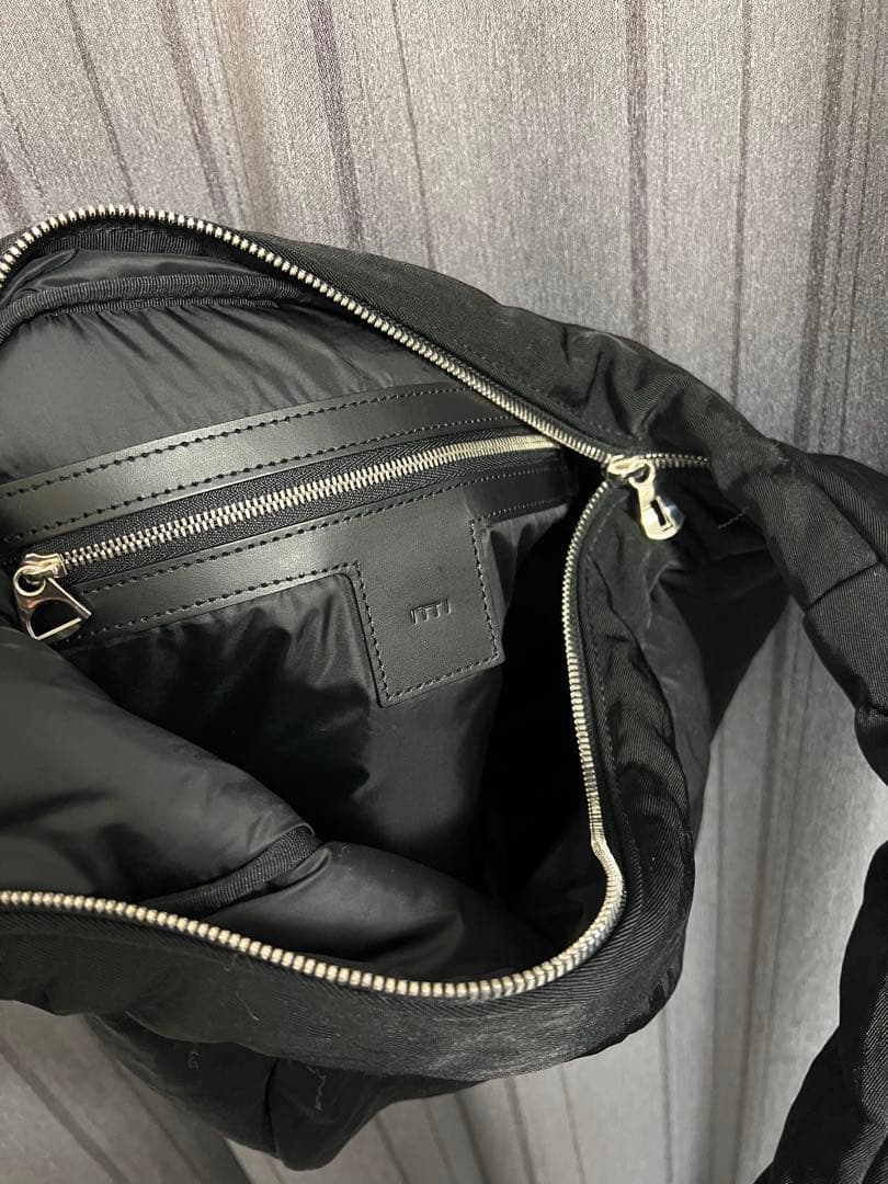 バッグ ITTI ANNIE PUFFER TOWN MOON BAG