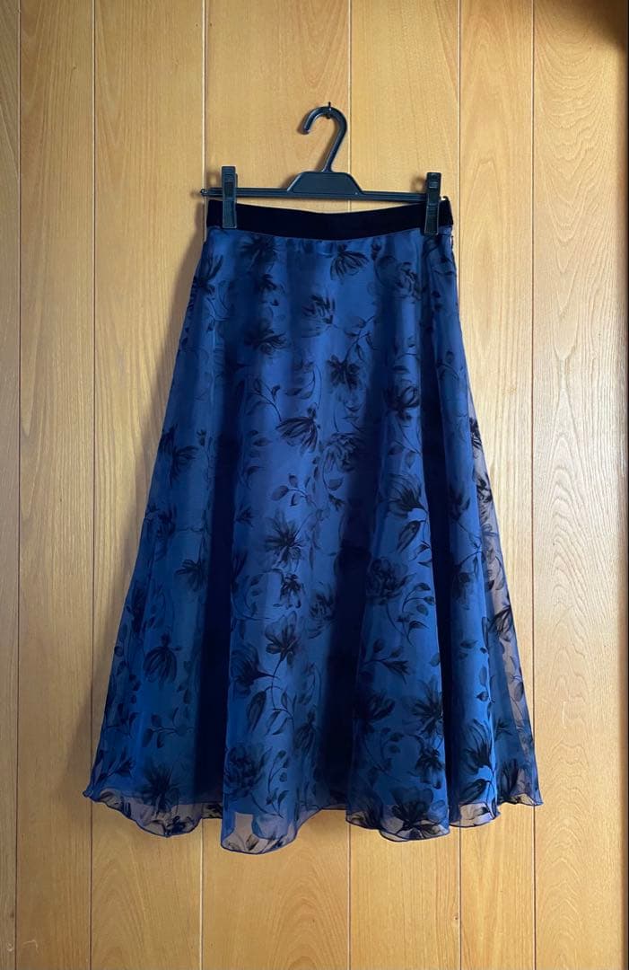 ストロベリーフィールズ　2024AW フロッキー花柄フレアスカート　ネイビー