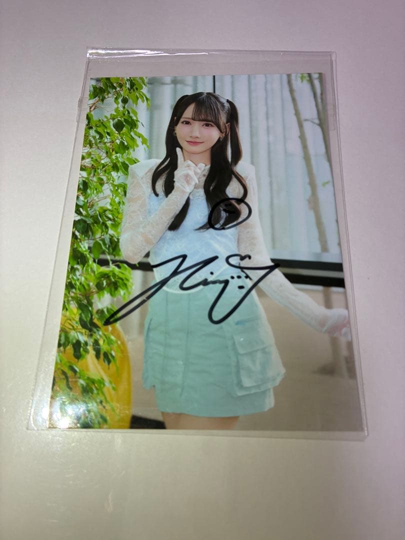 鈴木瞳美 排他的ファイター 直筆サイン入り生写真 - メルカリ