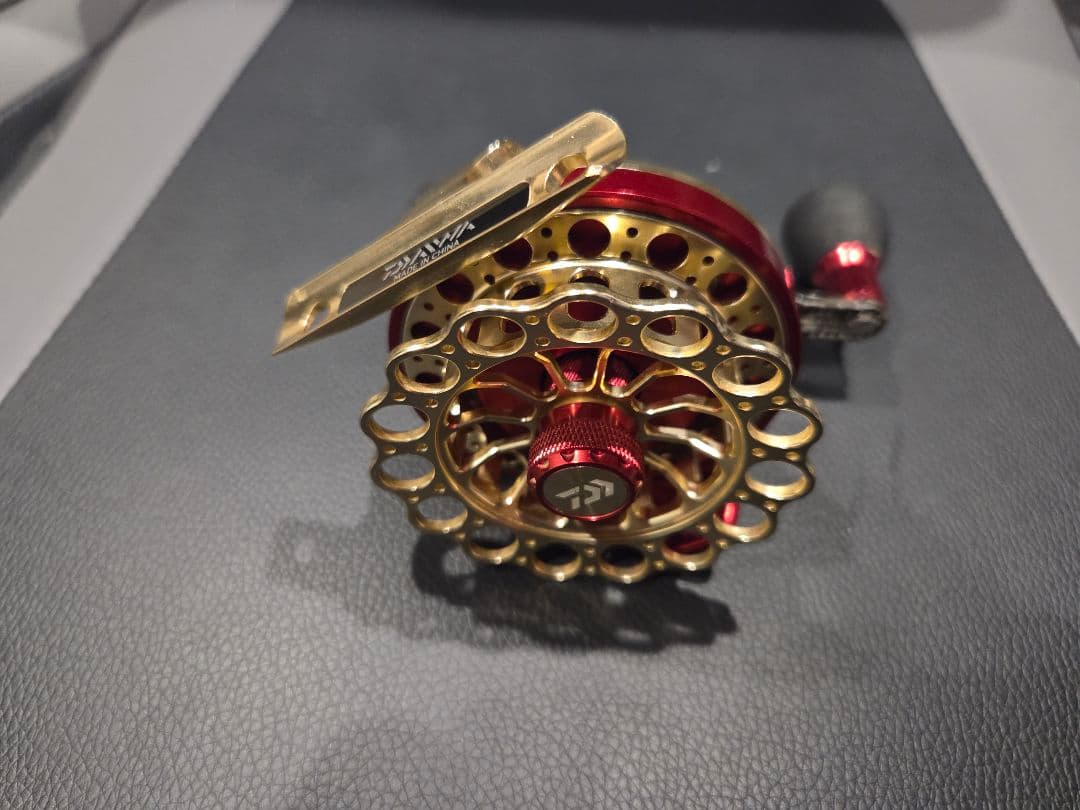 Daiwa BJ IKADA 70 ゴールド/レッド