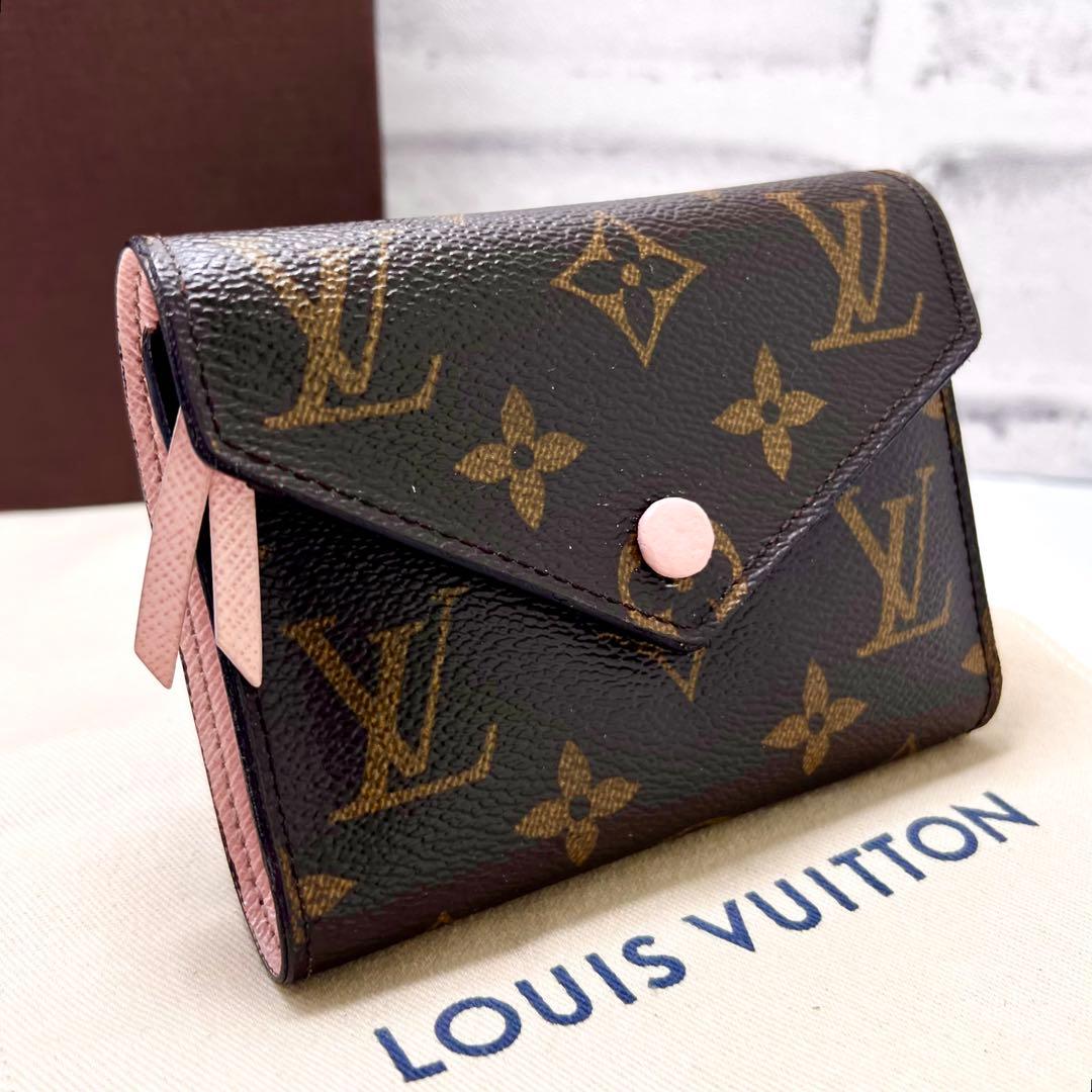 ルイヴィトン モノグラム ポルトフォイユ ヴィクトリーヌ ローズバレ