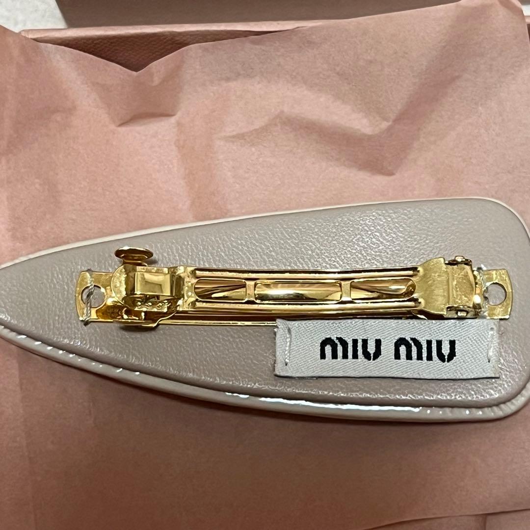 miumiu パテントレザーヘアクリップ アイボリー