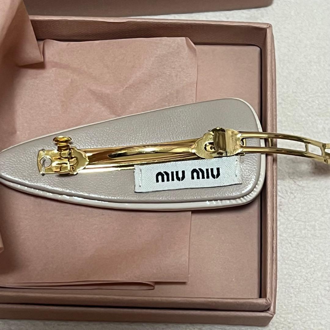 miumiu パテントレザーヘアクリップ アイボリー