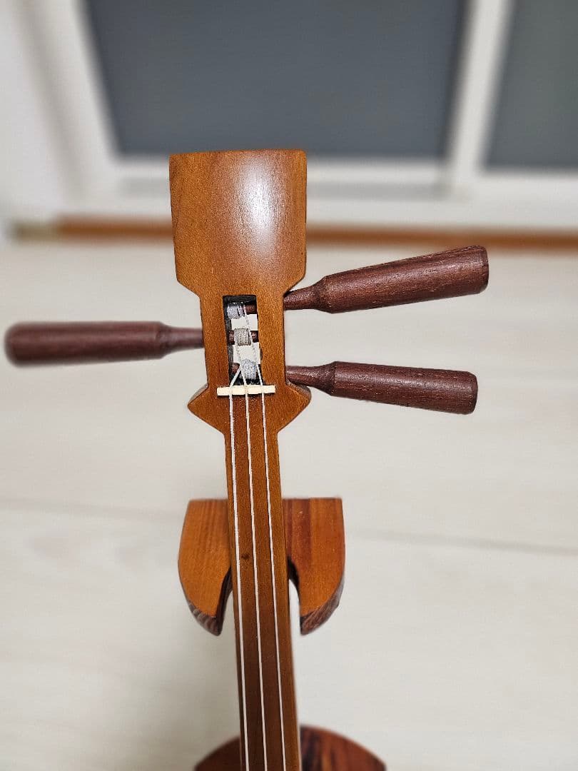 ミニマム三線本体 木製 ヘビ柄装飾 3弦 スタンド付き