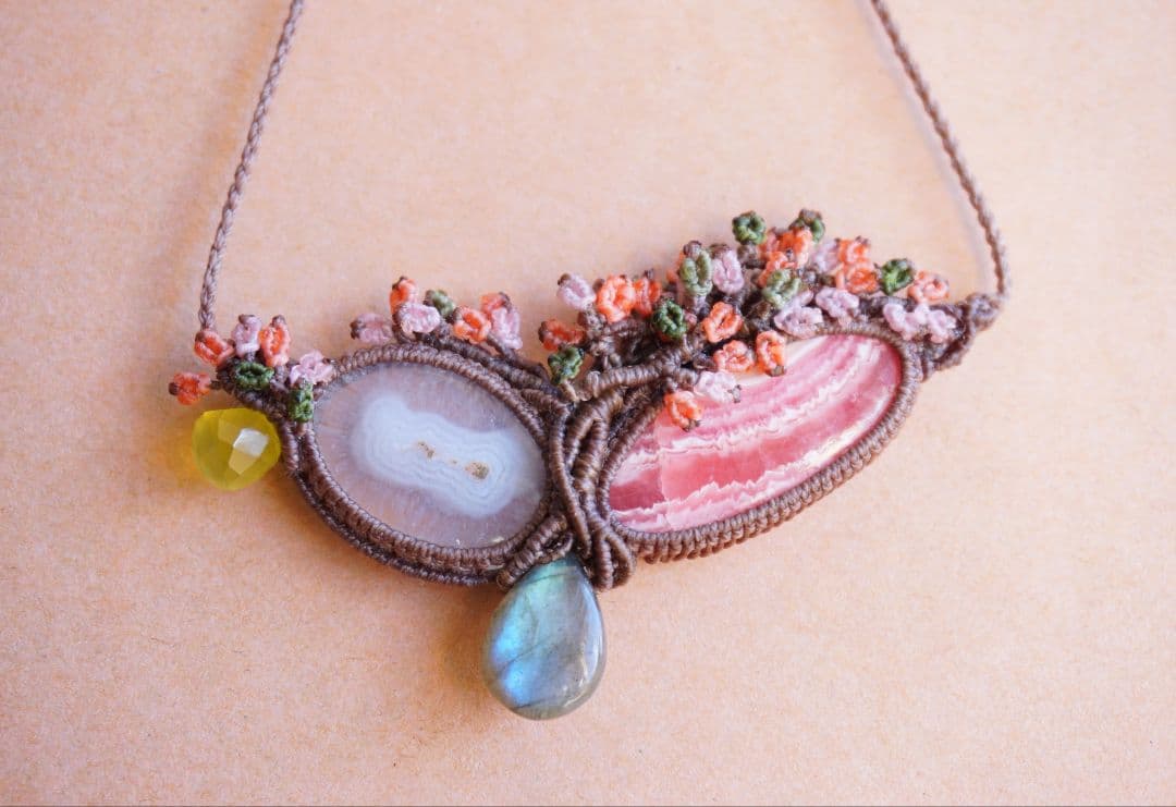 《花笑み》インカローズ　ソーラークォーツ　ラブラドライト　マクラメ　ネックレス