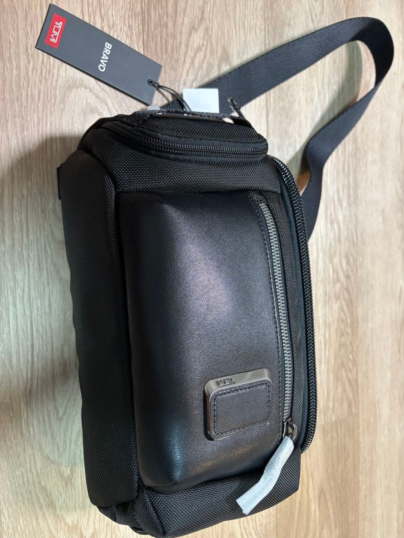 『TUMI』TAD BRAVO ブラック ショルダーバッグ