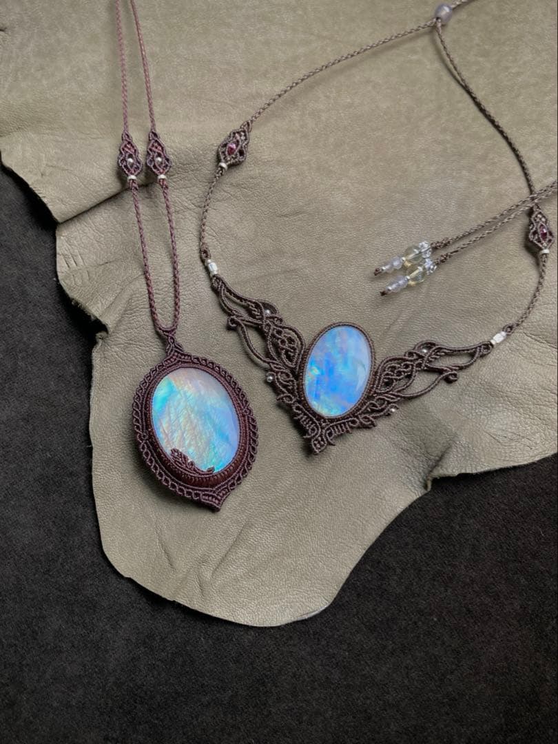 レインボームーンストーン　マクラメペンダント　ネックレス