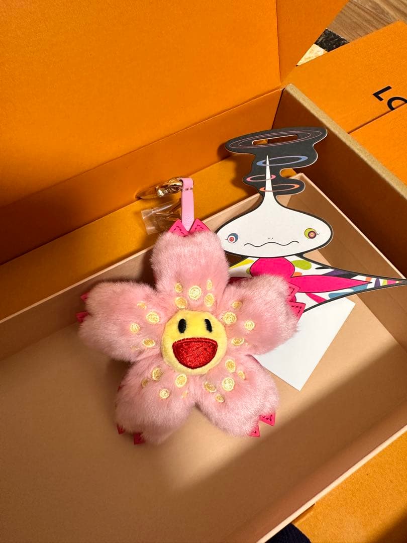 と*ゃ様 新品未使用ルイヴィトン 村上隆 チェリーブロッサムキーホルダー M02