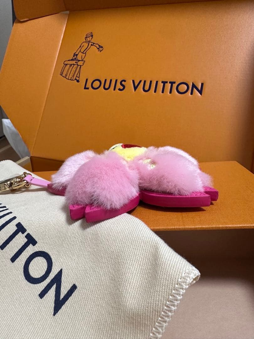 と*ゃ様 新品未使用ルイヴィトン 村上隆 チェリーブロッサムキーホルダー M02