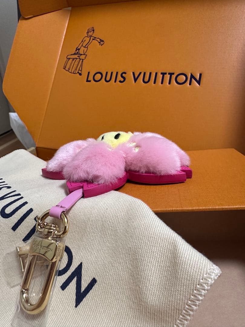 と*ゃ様 新品未使用ルイヴィトン 村上隆 チェリーブロッサムキーホルダー M02