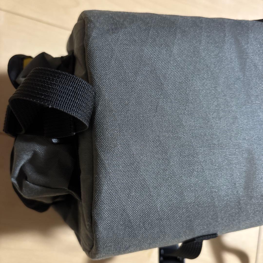 グレーの自転車バッグ ロールトップ