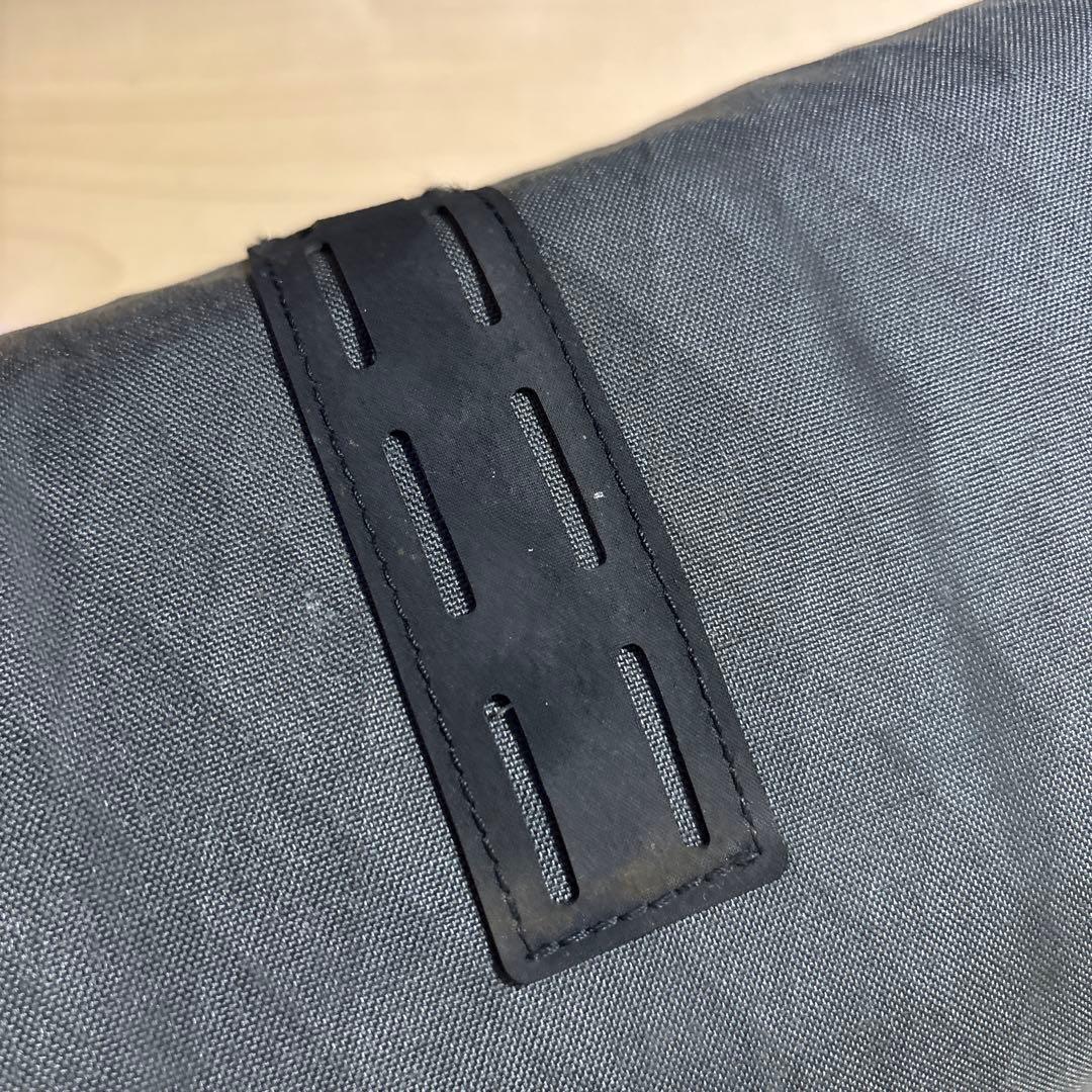 グレーの自転車バッグ ロールトップ