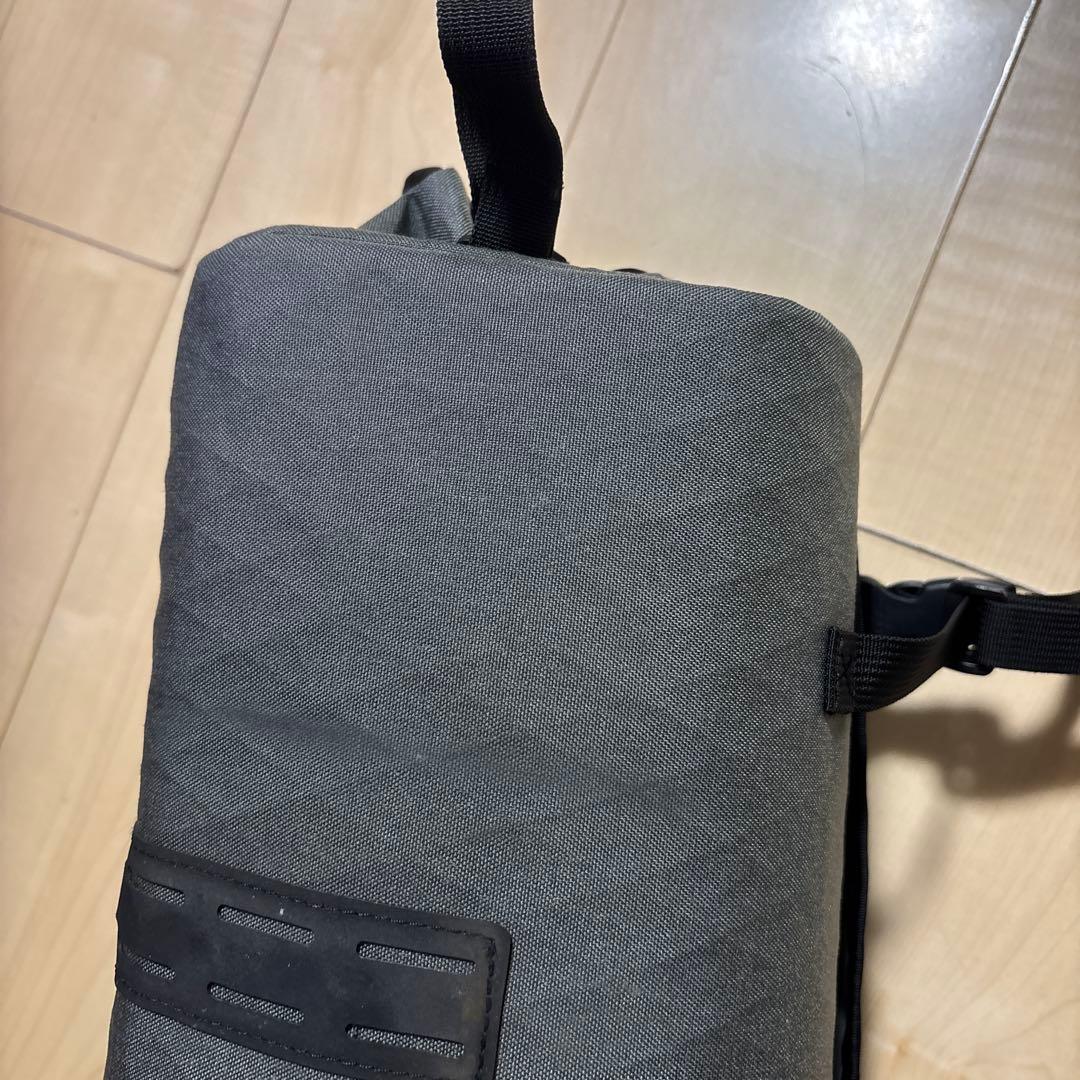 グレーの自転車バッグ ロールトップ