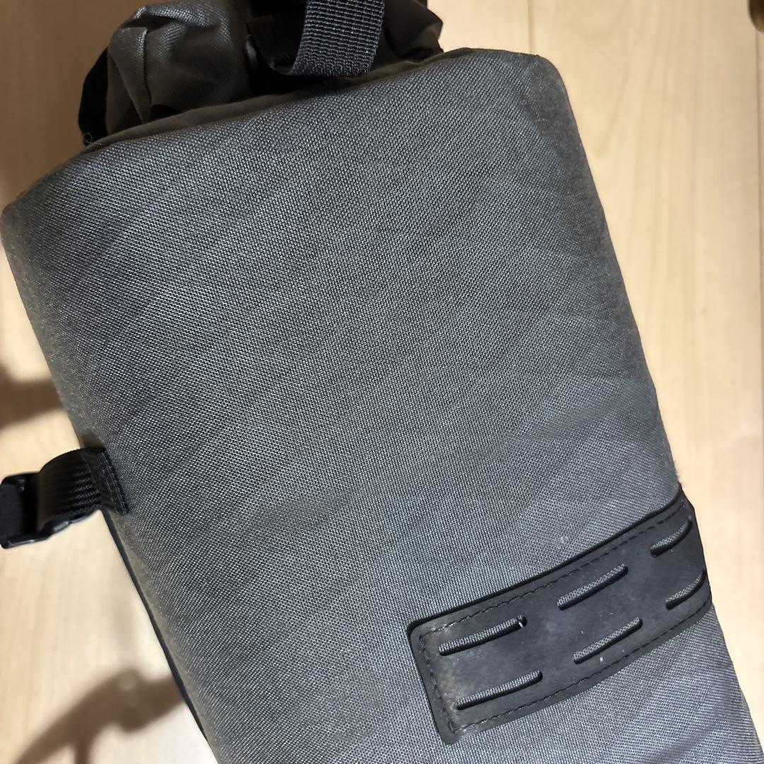 グレーの自転車バッグ ロールトップ