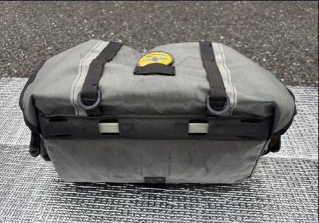 グレーの自転車バッグ ロールトップ