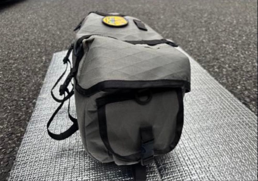 グレーの自転車バッグ ロールトップ