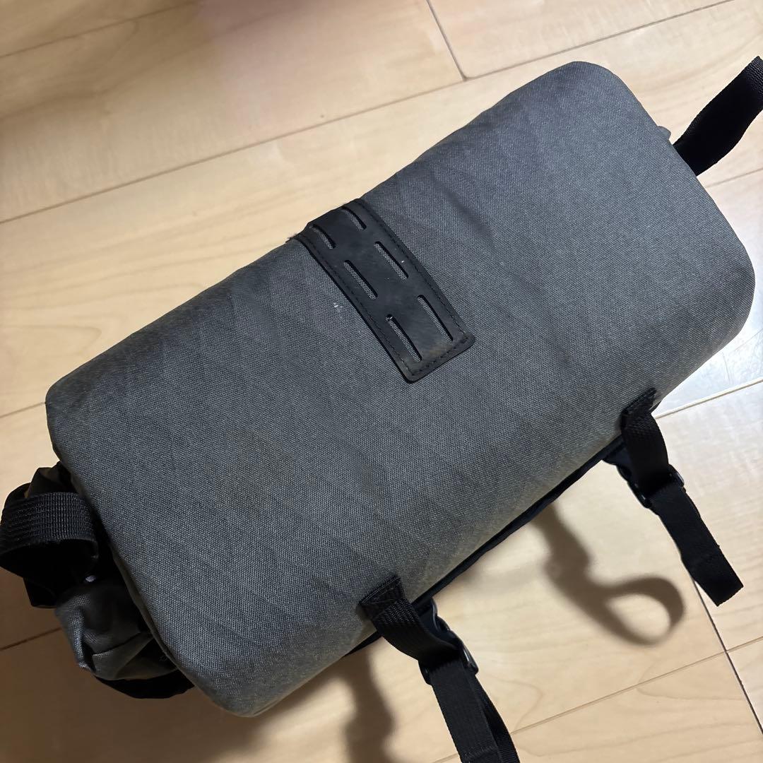 グレーの自転車バッグ ロールトップ