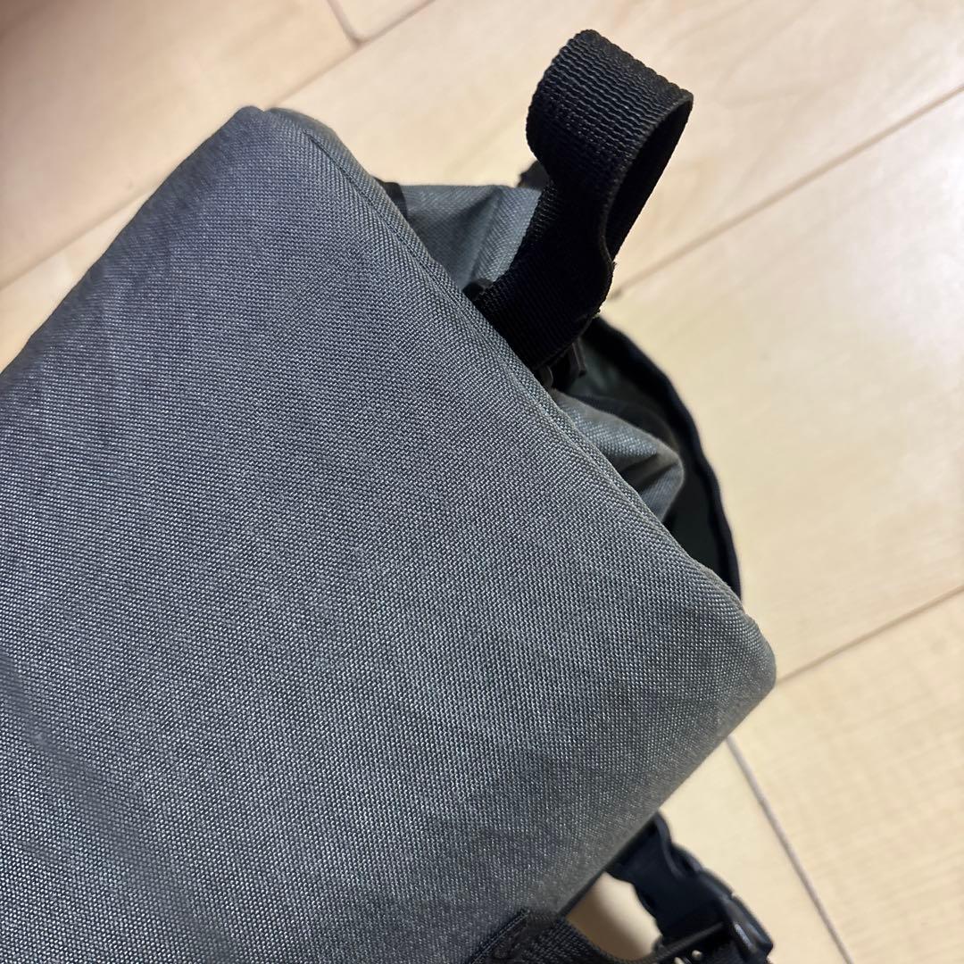 グレーの自転車バッグ ロールトップ