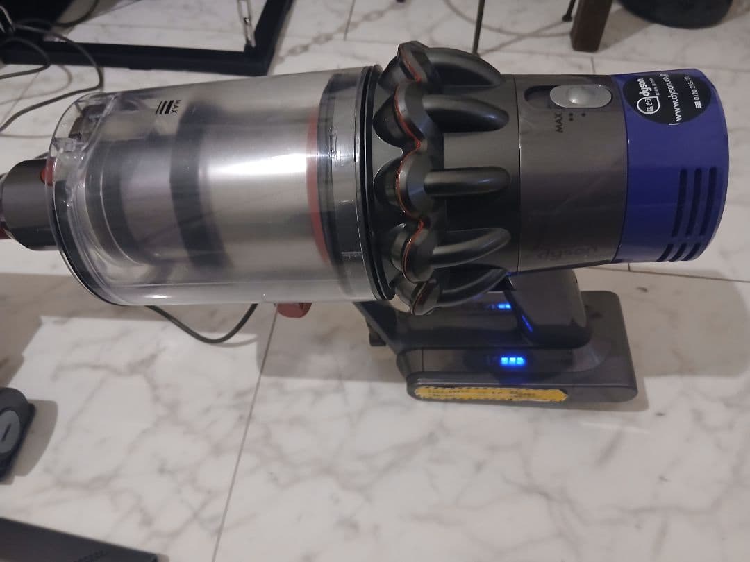 雨*郎様 Dyson V10／SV12 Fluffy 本体＋付属品 動作確認済