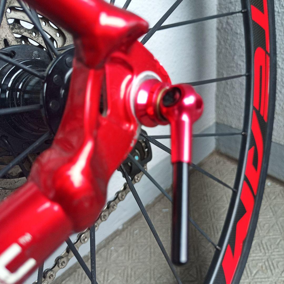 シャア専用ロードバイク タイヤはカーボン あちこち修理してます。