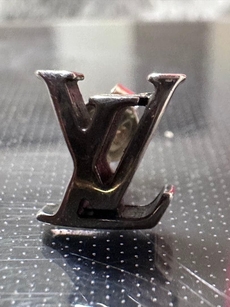 LOUIS VUITTON LVロゴピアス(片耳用)