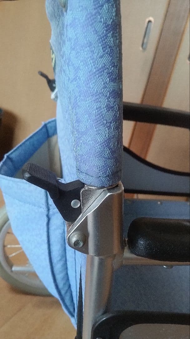 青色の折りたたみ介助用車椅子